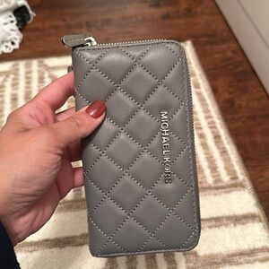 New without tags Micheal Kors wrist wallet